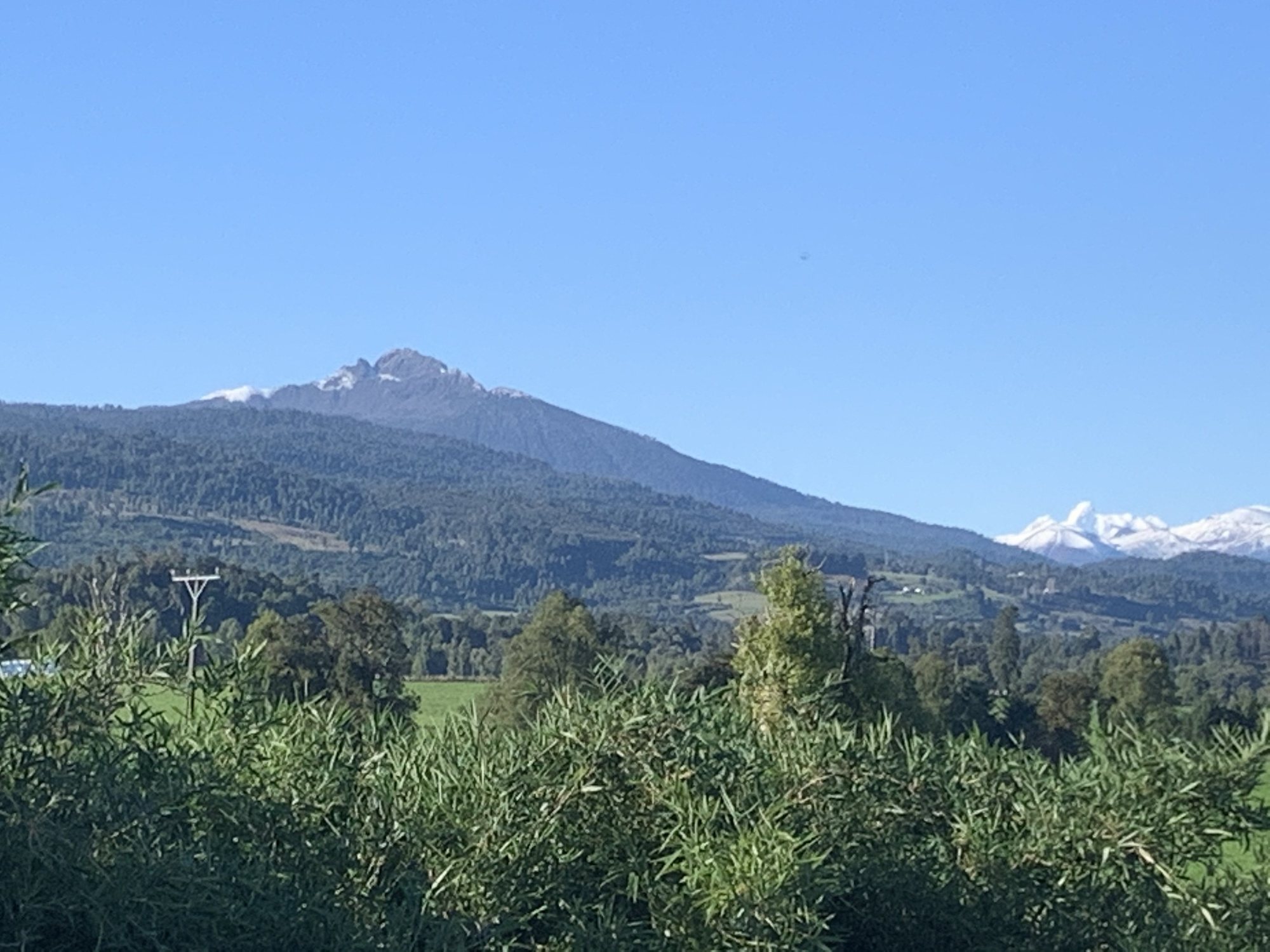 El cerro Sarnoso, a 14,6 km al noroeste del predio