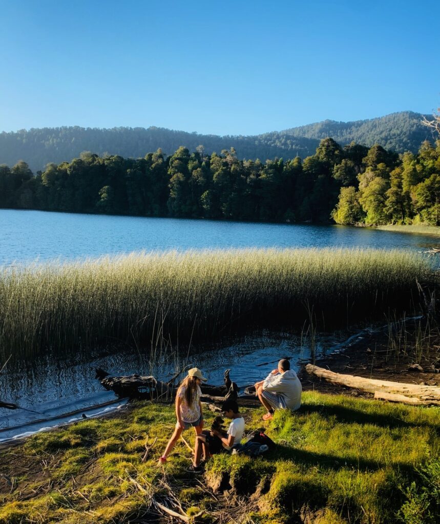 Descanso en la orilla del lago — Puerto Paraíso, Puyehue