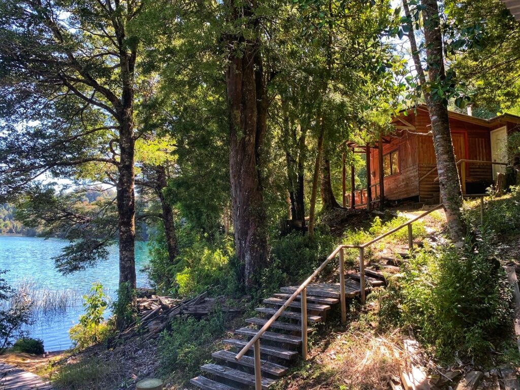 Construcción de madera junto al lago — Puerto Paraíso, Puyehue