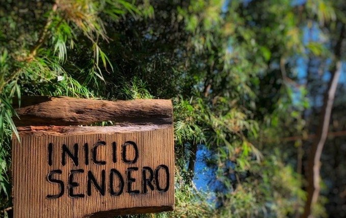 El letrero de inicio de sendero dentro del predio