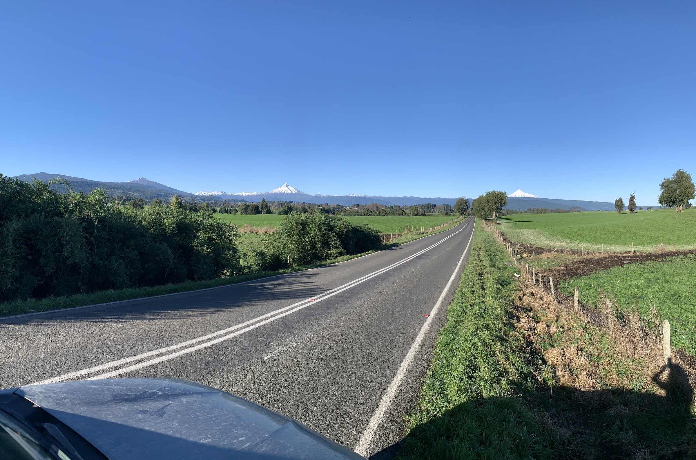Los volcanes Osorno y Puntiagudo con el cerro Sarnoso en un mismo encuadre