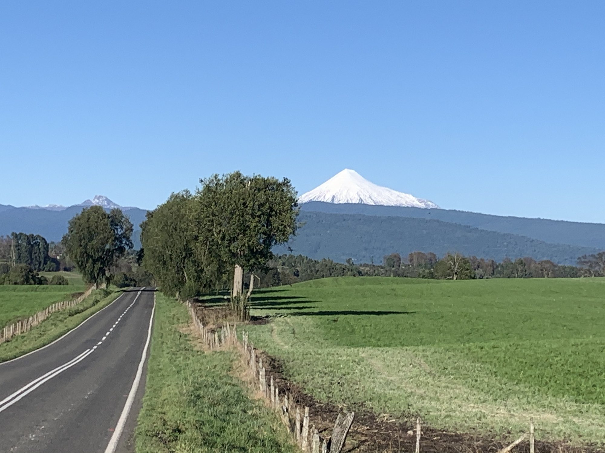 El volcán Osorno visto desde el sector, con su cono nevado