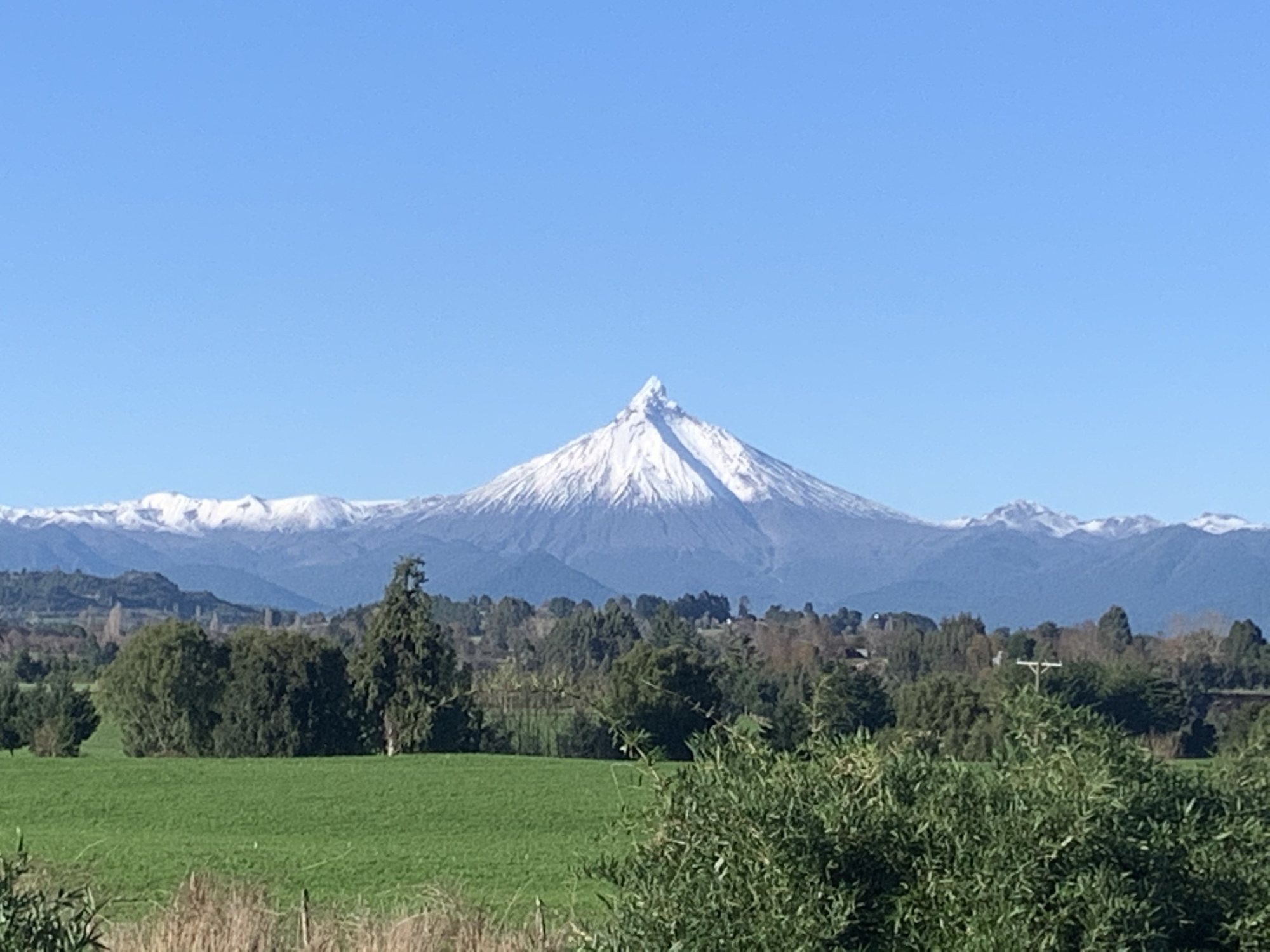 El volcán Puntiagudo, de silueta afilada, desde el sector